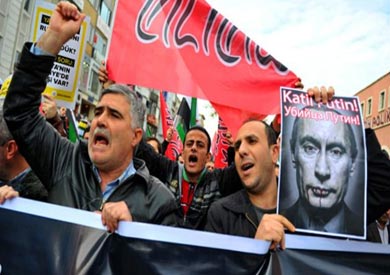 متظاهرون في اسطنبول يحتجون على الموقف الروسي في نوفمبر الماضي